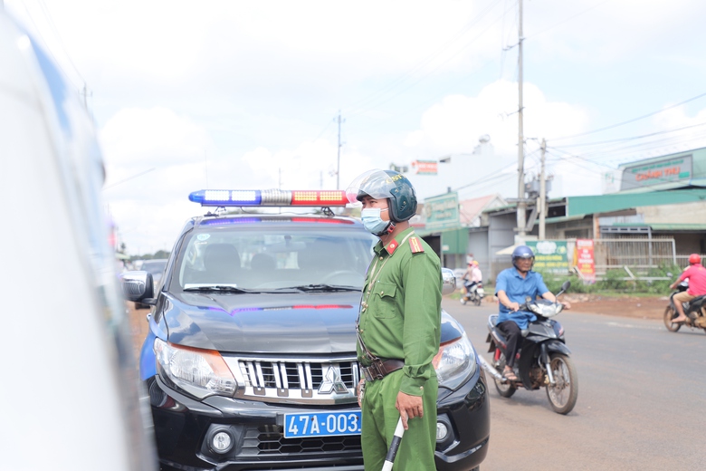 Đắk Lắk: CSGT tăng cường xử l&yacute; xe container chở sầu ri&ecirc;ng đậu đỗ tr&aacute;i ph&eacute;p tr&ecirc;n quốc lộ 26- Ảnh 10.