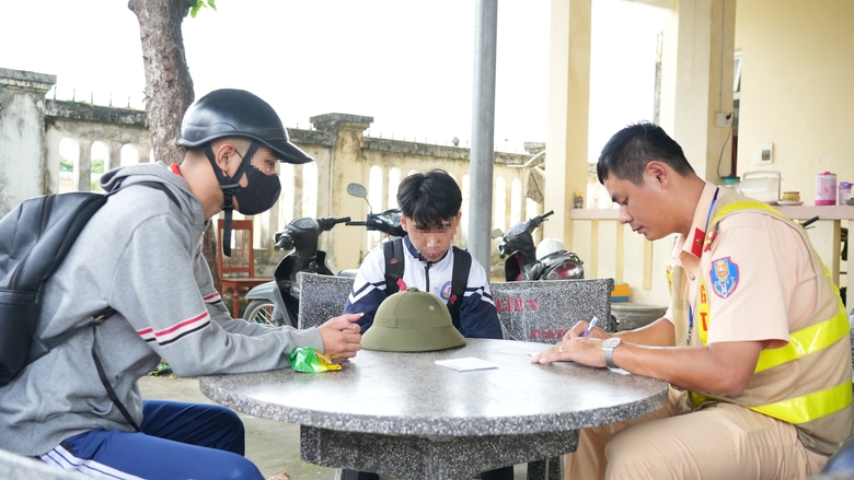 Quảng Ngãi quyết liệt xử lý học sinh điều khiển xe máy đến trường- Ảnh 1. Quảng Ngãi quyết liệt xử lý học sinh điều khiển xe máy đến trường- Ảnh 1.