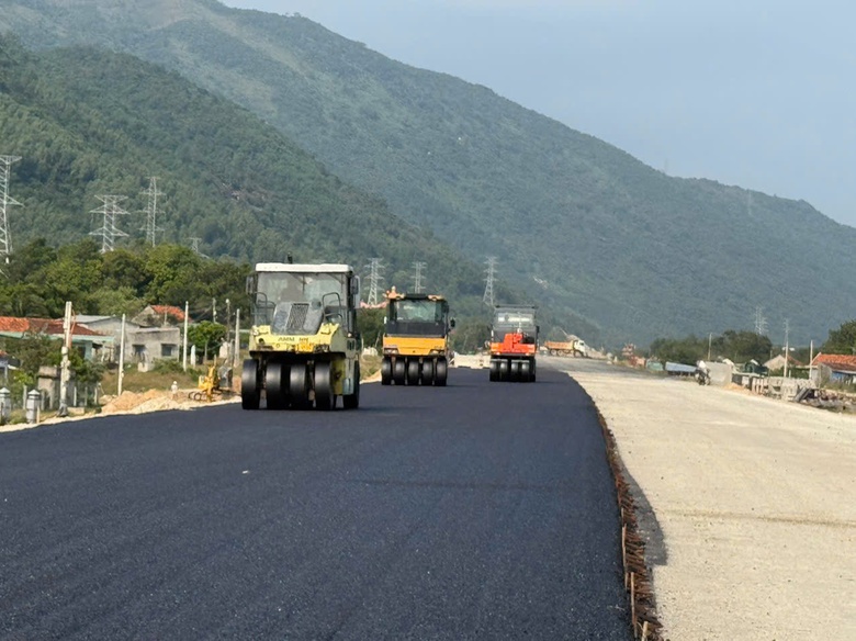 Tăng tốc thi c&ocirc;ng, nỗ lực vượt kh&oacute; tr&ecirc;n đại c&ocirc;ng trường cao tốc Bắc - Nam- Ảnh 3.