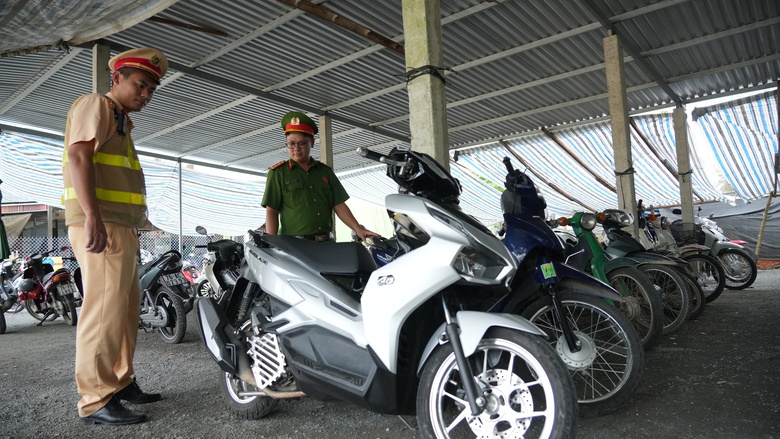 Quảng Ngãi quyết liệt xử lý học sinh điều khiển xe máy đến trường- Ảnh 2. Quảng Ngãi quyết liệt xử lý học sinh điều khiển xe máy đến trường- Ảnh 2.