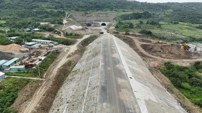 Tăng tốc thi c&ocirc;ng, nỗ lực vượt kh&oacute; tr&ecirc;n đại c&ocirc;ng trường cao tốc Bắc - Nam- Ảnh 1.