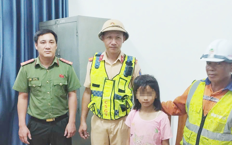 Đi viện thăm b&agrave; ốm trở về, b&eacute; g&aacute;i một m&igrave;nh đi lạc 2km tr&ecirc;n cao tốc giữa đ&ecirc;m mưa- Ảnh 1.