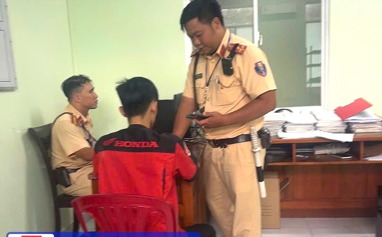 Bị tịch thu xe m&aacute;y, phạt 3 triệu đồng v&igrave; "bốc đầu", đăng video l&ecirc;n TikTok- Ảnh 2.