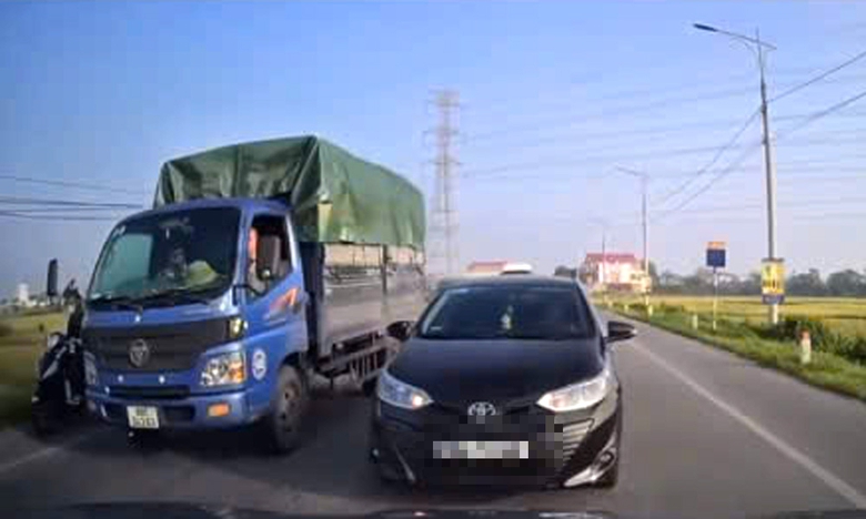 Bắc Ninh: Xử phạt t&agrave;i xế &ocirc; t&ocirc; đi lấn l&agrave;n, "thi gan" với xe đối diện- Ảnh 1.