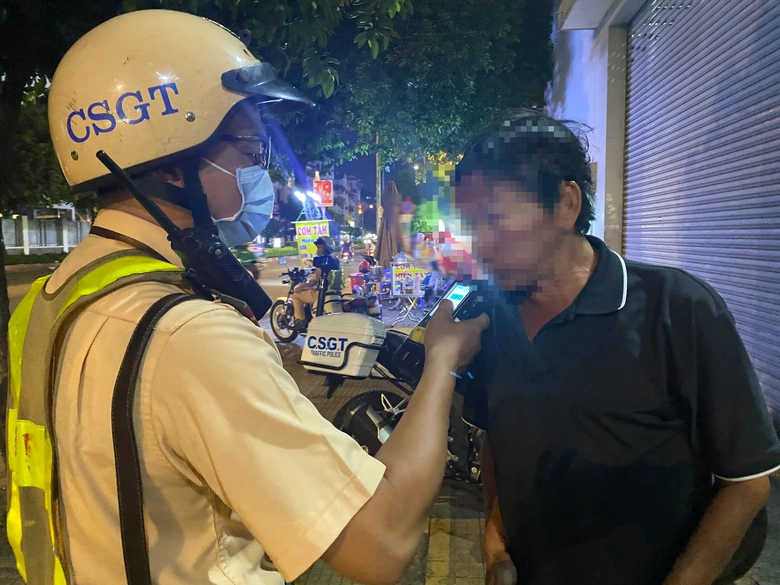 TP.HCM: Hơn 1.800 "ma men" bị xử l&yacute; trong 4 ng&agrave;y ra qu&acirc;n kiểm tra nồng độ cồn, ma t&uacute;y- Ảnh 1.