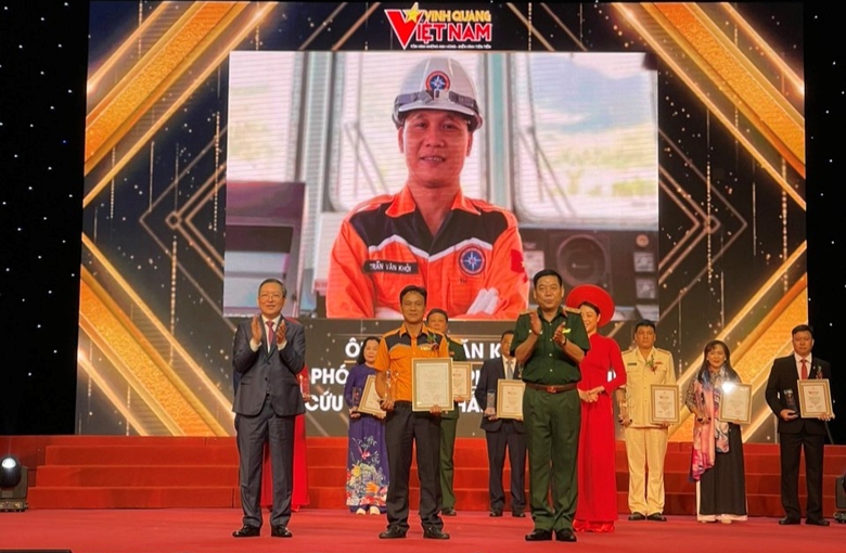 Chuyện người &ldquo;hiệp sĩ &aacute;o cam&rdquo; giữa tr&ugrave;ng khơi- Ảnh 3.