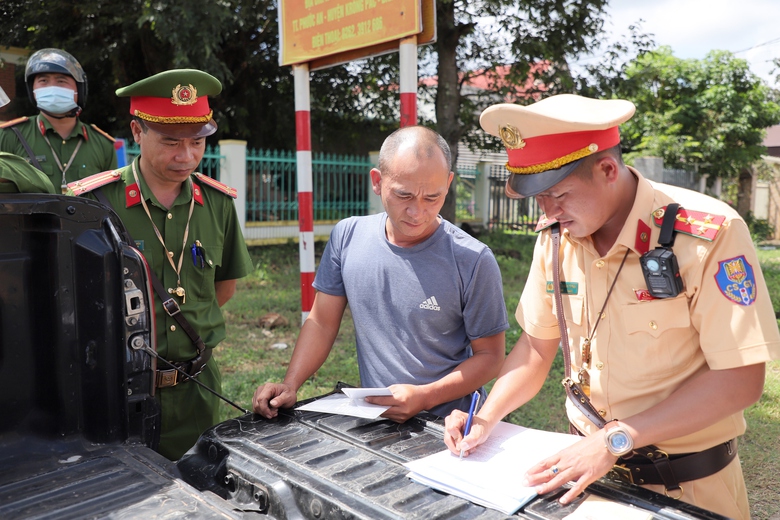 Đắk Lắk: CSGT tăng cường xử l&yacute; xe container chở sầu ri&ecirc;ng đậu đỗ tr&aacute;i ph&eacute;p tr&ecirc;n quốc lộ 26- Ảnh 9.