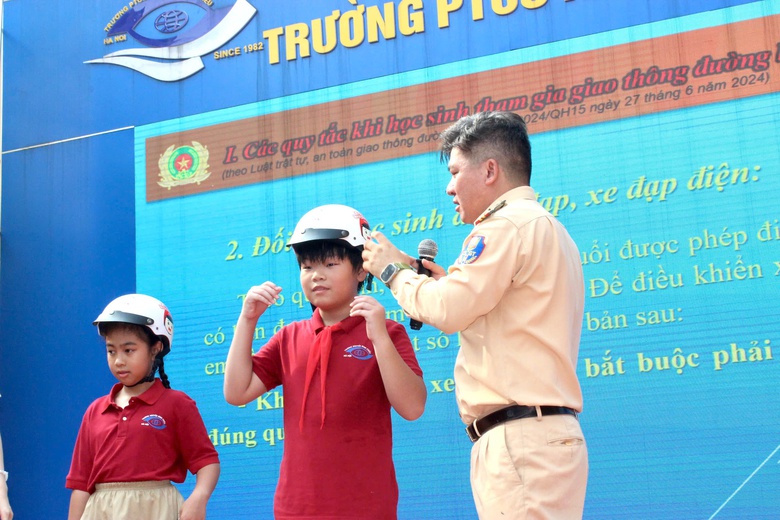 Nguy hiểm r&igrave;nh rập khi mũ bảo hiểm "đội cho c&oacute;", để đối ph&oacute;- Ảnh 4.