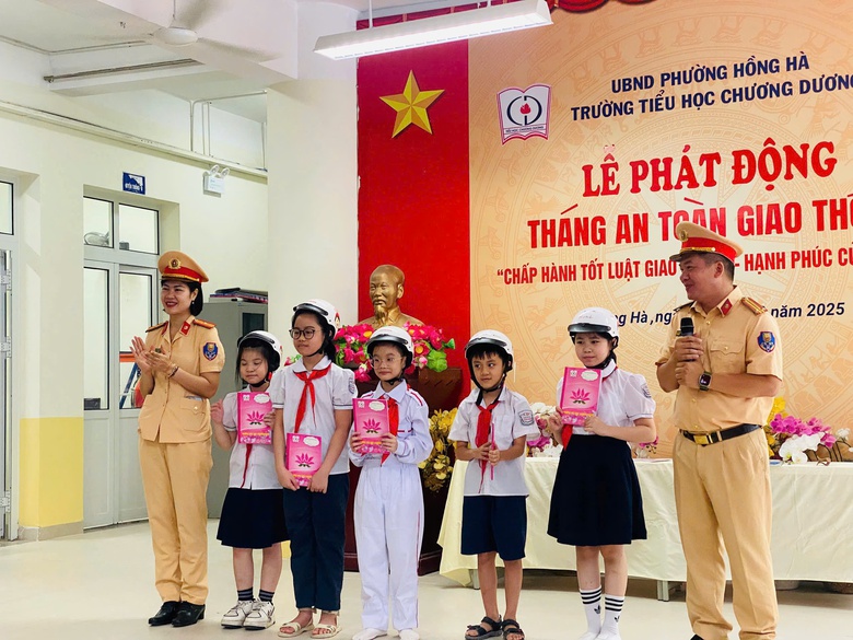 Nguy hiểm r&igrave;nh rập khi mũ bảo hiểm "đội cho c&oacute;", để đối ph&oacute;- Ảnh 3.