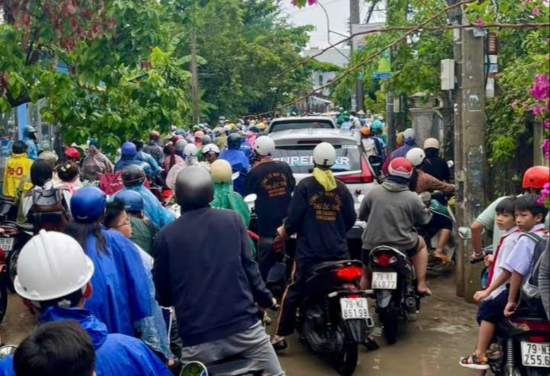 Nhiều tuyến đường ở Nha Trang ngập s&acirc;u, giao th&ocirc;ng t&ecirc; liệt cục bộ- Ảnh 6.