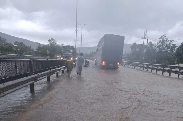 Huế: Mưa lớn gây ngập quốc lộ 1, hồ thủy điện tăng lưu lượng xả nước- Ảnh 1. Huế: Mưa lớn gây ngập quốc lộ 1, hồ thủy điện tăng lưu lượng xả nước- Ảnh 1.