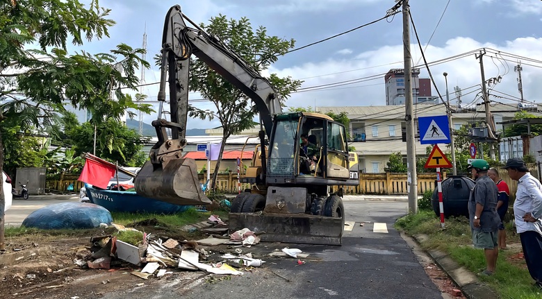 Đ&agrave; Nẵng: Xử l&yacute; h&agrave;ng chục trường hợp vi phạm, thu dọn 97 tấn r&aacute;c thải đổ trộm ở một phường- Ảnh 1.