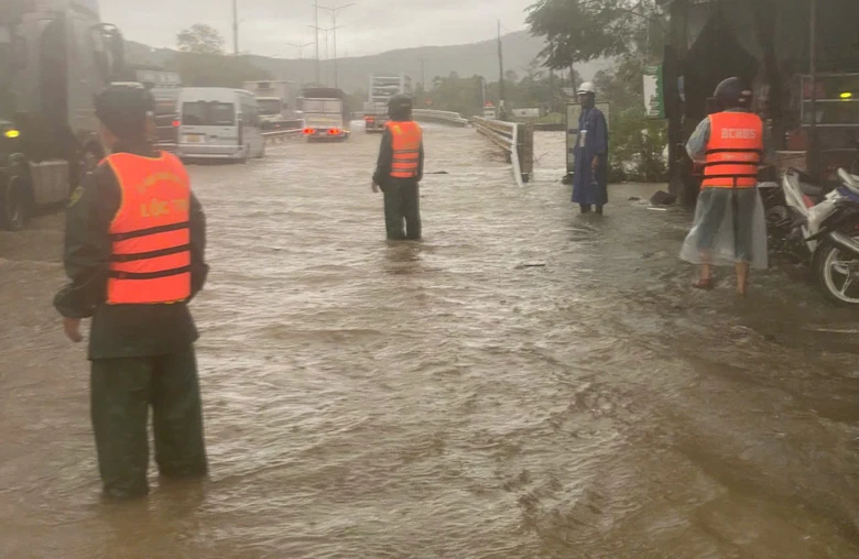 Huế: Mưa lớn gây ngập quốc lộ 1, hồ thủy điện tăng lưu lượng xả nước- Ảnh 2. Huế: Mưa lớn gây ngập quốc lộ 1, hồ thủy điện tăng lưu lượng xả nước- Ảnh 2.
