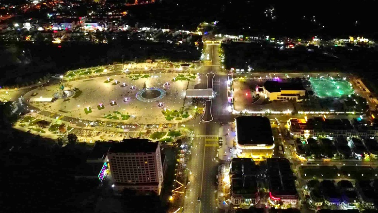 Cận cảnh quảng trường Phan Ngọc Hiển - biểu tượng trái tim của Cà Mau- Ảnh 2. Cận cảnh quảng trường Phan Ngọc Hiển - biểu tượng trái tim của Cà Mau- Ảnh 2.