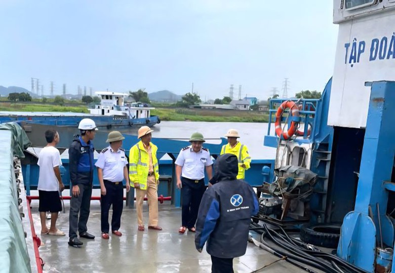 Ninh Bình: Siết chặt quản lý tàu, thuyền nhằm đảm bảo an toàn giao thông đường thủy- Ảnh 1. Ninh Bình: Siết chặt quản lý tàu, thuyền nhằm đảm bảo an toàn giao thông đường thủy- Ảnh 1.