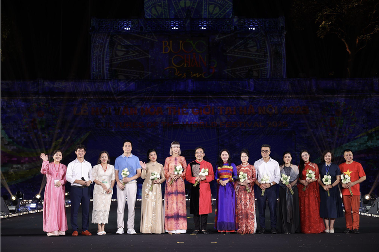 Tranh của họa sĩ Ng&ocirc; B&aacute; Ho&agrave;ng được đấu gi&aacute; hơn 1,5 tỷ đồng ủng hộ đồng b&agrave;o v&ugrave;ng lũ- Ảnh 2.