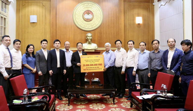 Tranh của họa sĩ Ng&ocirc; B&aacute; Ho&agrave;ng được đấu gi&aacute; hơn 1,5 tỷ đồng ủng hộ đồng b&agrave;o v&ugrave;ng lũ- Ảnh 4.