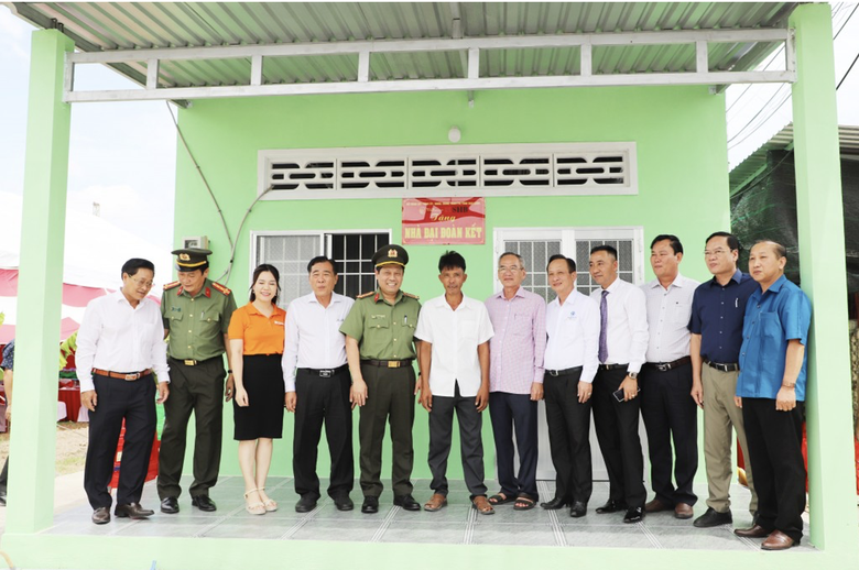 Tranh của họa sĩ Ng&ocirc; B&aacute; Ho&agrave;ng được đấu gi&aacute; hơn 1,5 tỷ đồng ủng hộ đồng b&agrave;o v&ugrave;ng lũ- Ảnh 5.