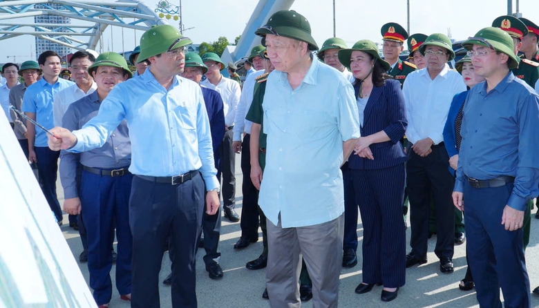 Tổng B&iacute; thư T&ocirc; L&acirc;m thăm, tặng qu&agrave; cho nh&acirc;n d&acirc;n tỉnh Th&aacute;i Nguy&ecirc;n bị ảnh hưởng b&atilde;o số 11- Ảnh 1.