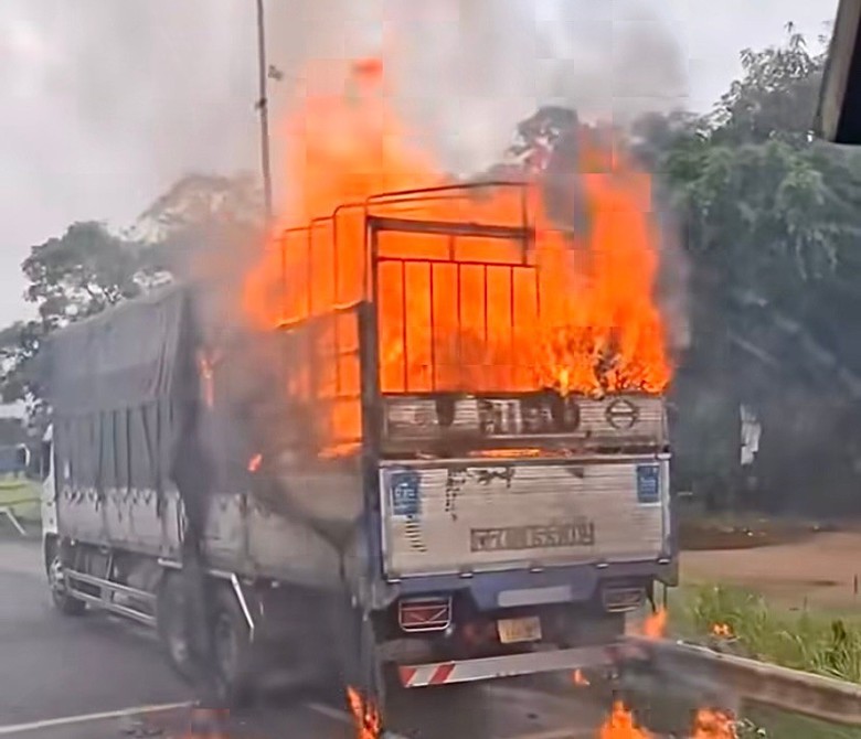 Gia Lai: Xe tải bốc ch&aacute;y dữ dội tr&ecirc;n quốc lộ 1, h&agrave;ng h&oacute;a bị thi&ecirc;u rụi- Ảnh 1.