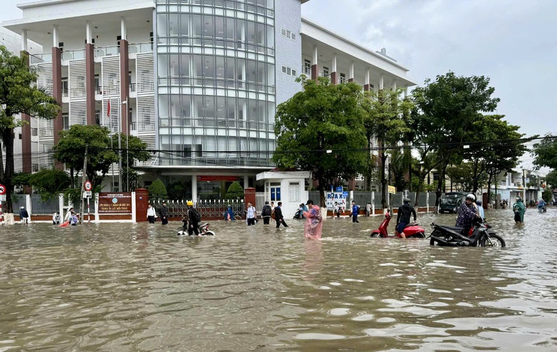 Nhiều tuyến đường ở Nha Trang ngập s&acirc;u, giao th&ocirc;ng t&ecirc; liệt cục bộ- Ảnh 1.