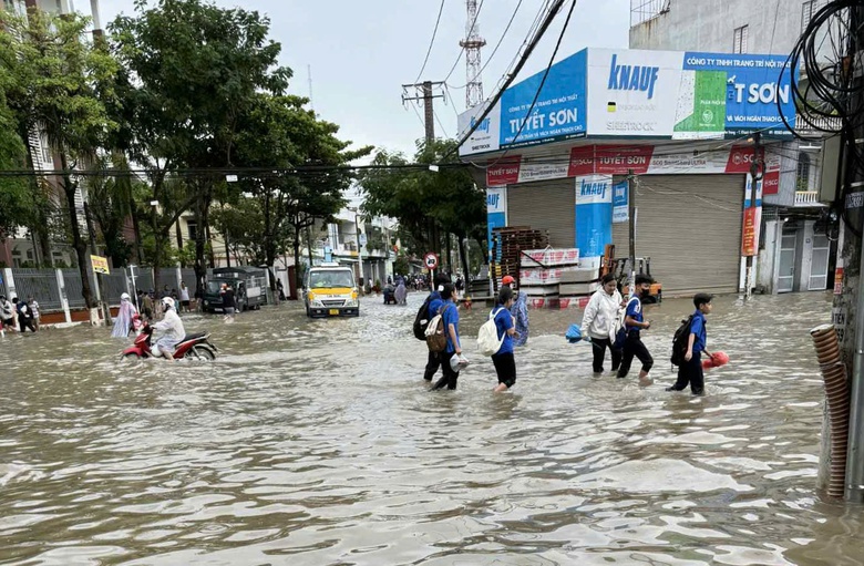 Nhiều tuyến đường ở Nha Trang ngập s&acirc;u, giao th&ocirc;ng t&ecirc; liệt cục bộ- Ảnh 2.