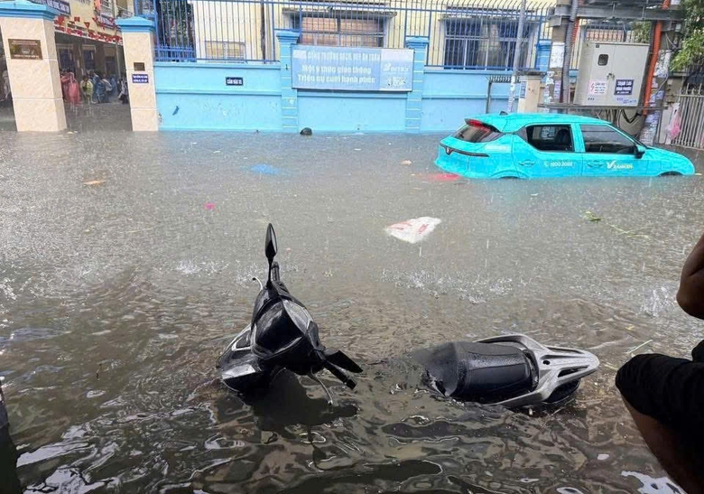 Nhiều tuyến đường ở Nha Trang ngập s&acirc;u, giao th&ocirc;ng t&ecirc; liệt cục bộ- Ảnh 5.