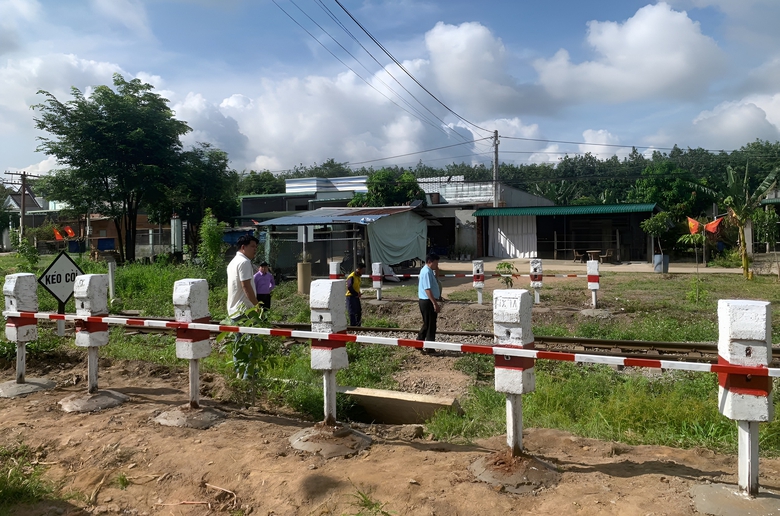 Lâm Đồng siết chặt an toàn đường sắt, xóa dứt điểm lối đi tự mở- Ảnh 1. Lâm Đồng siết chặt an toàn đường sắt, xóa dứt điểm lối đi tự mở- Ảnh 1.