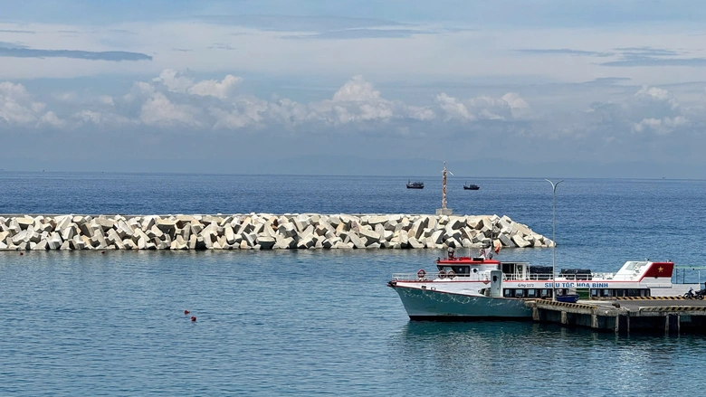 Quảng Ng&atilde;i: Đề xuất đ&oacute;ng th&ecirc;m t&agrave;u hạng sang tr&ecirc;n tuyến đường thủy Sa Kỳ - L&yacute; Sơn- Ảnh 2.