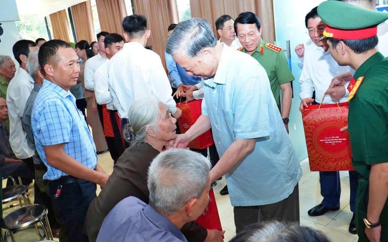 Tổng B&iacute; thư T&ocirc; L&acirc;m thăm, tặng qu&agrave; cho nh&acirc;n d&acirc;n tỉnh Th&aacute;i Nguy&ecirc;n bị ảnh hưởng b&atilde;o số 11- Ảnh 2.