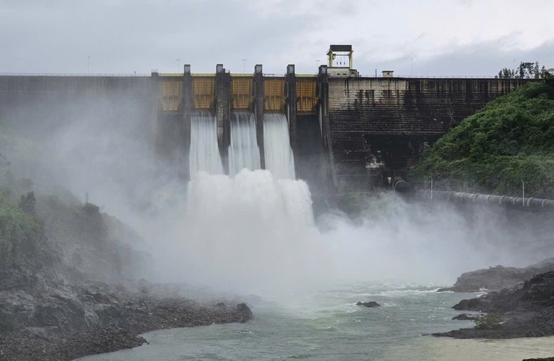 Huế: Mưa lớn gây ngập quốc lộ 1, hồ thủy điện tăng lưu lượng xả nước- Ảnh 3. Huế: Mưa lớn gây ngập quốc lộ 1, hồ thủy điện tăng lưu lượng xả nước- Ảnh 3.