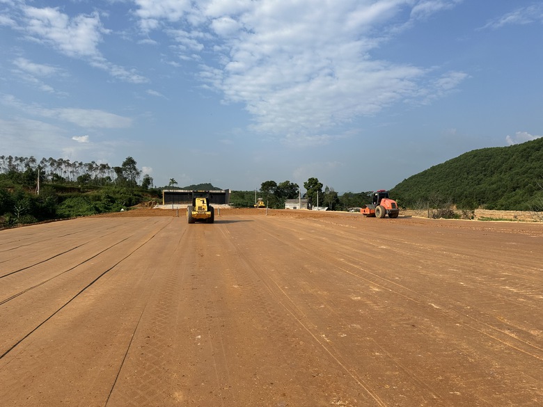 Chạy nước r&uacute;t, đua tiến độ tr&ecirc;n cao tốc Tuy&ecirc;n Quang - H&agrave; Giang- Ảnh 1.