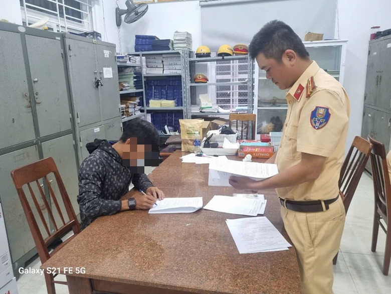 C&ocirc;ng an xử phạt t&agrave;i xế xe tải l&agrave;m rơi h&agrave;ng tấn củ m&igrave; tr&ecirc;n QL1 qua Quảng Ng&atilde;i - Ảnh 1.