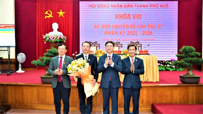 Ông Phan Thiên Định được bầu giữ chức Chủ tịch UBND TP Huế- Ảnh 2. Ông Phan Thiên Định được bầu giữ chức Chủ tịch UBND TP Huế- Ảnh 2.