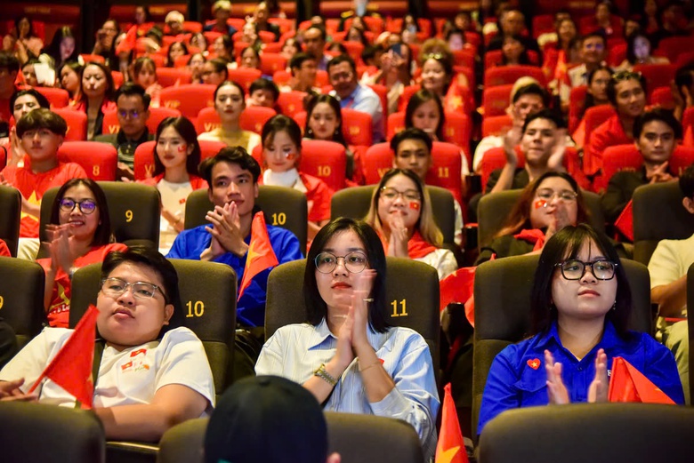 "Tổ quốc trong tim: The Concert Film", khi t&igrave;nh y&ecirc;u nước được kể bằng &acirc;m nhạc v&agrave; điện ảnh- Ảnh 2.