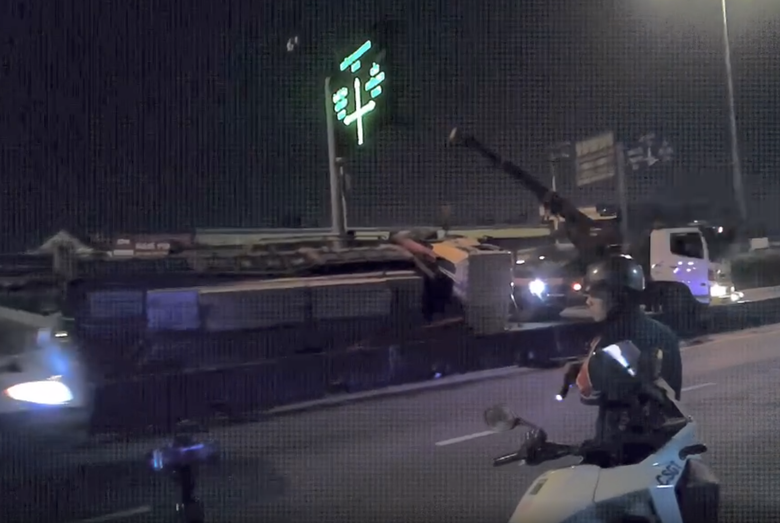 TP.HCM: Xe cẩu chở h&agrave;ng chục trụ b&ecirc; t&ocirc;ng bị lật, 2 người bị thương- Ảnh 1.