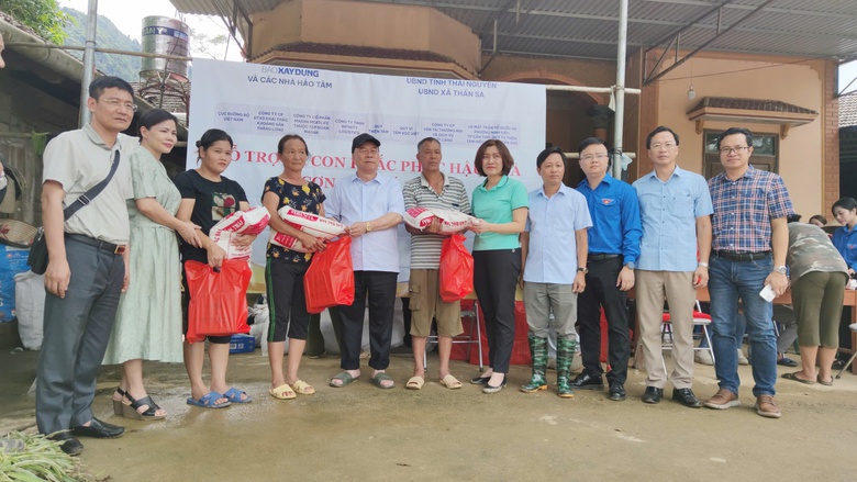 B&aacute;o X&acirc;y dựng v&agrave; c&aacute;c nh&agrave; t&agrave;i trợ ủng hộ hơn 2,4 tỷ đồng gi&uacute;p Th&aacute;i Nguy&ecirc;n khắc phục b&atilde;o lũ- Ảnh 11.