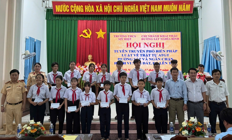 Gia Lai: H&agrave;ng trăm học sinh phấn khởi khi được tuy&ecirc;n truyền an to&agrave;n giao th&ocirc;ng đường sắt- Ảnh 2.