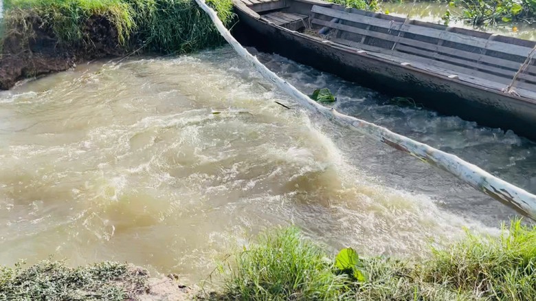 Đê bao tiếp tục bị vỡ, chính quyền cùng người dân kịp thời xử lý- Ảnh 1. Đê bao tiếp tục bị vỡ, chính quyền cùng người dân kịp thời xử lý- Ảnh 1.