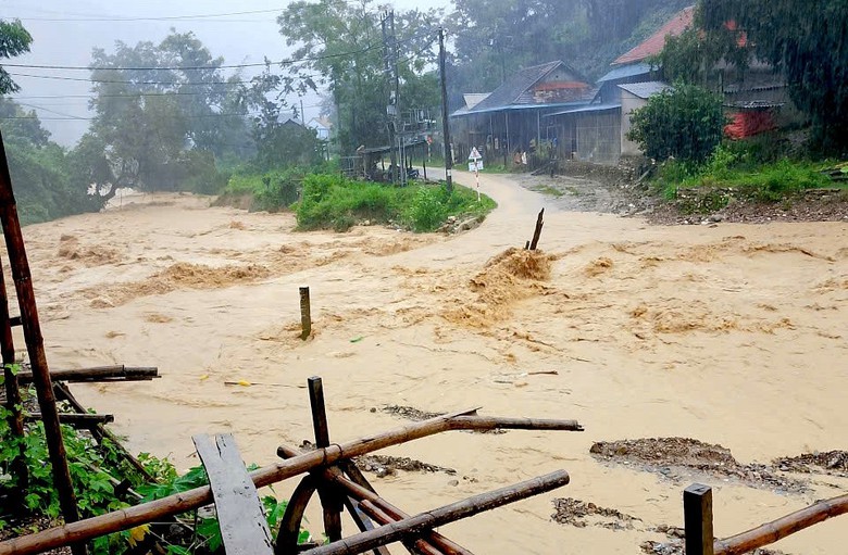 Bộ X&acirc;y dựng chỉ đạo khẩn ứng ph&oacute; mưa lũ lớn ở miền Trung- Ảnh 1.