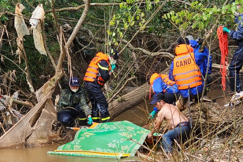 L&acirc;m Đồng: Ph&aacute;t hiện thi thể phụ nữ bị cuốn tr&ocirc;i tại Th&aacute;c Voi sau 3 ng&agrave;y t&igrave;m kiếm- Ảnh 1.