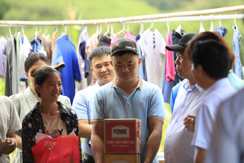 B&aacute;o X&acirc;y dựng v&agrave; c&aacute;c nh&agrave; t&agrave;i trợ ủng hộ hơn 2,4 tỷ đồng gi&uacute;p Th&aacute;i Nguy&ecirc;n khắc phục b&atilde;o lũ- Ảnh 13.