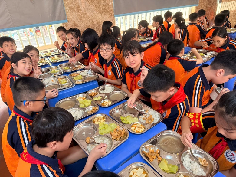 Khi bữa ăn b&aacute;n tr&uacute; "ngon như cơm nh&agrave;"- Ảnh 1.