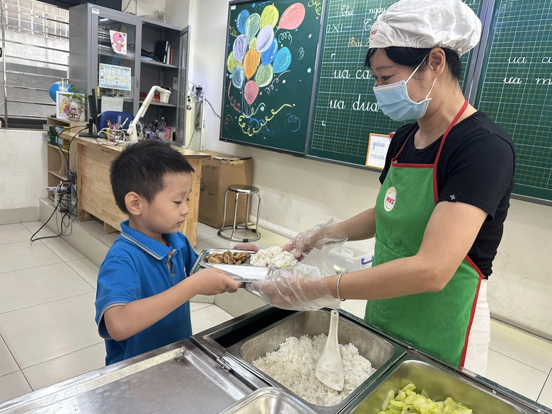 Khi bữa ăn b&aacute;n tr&uacute; "ngon như cơm nh&agrave;"- Ảnh 7.