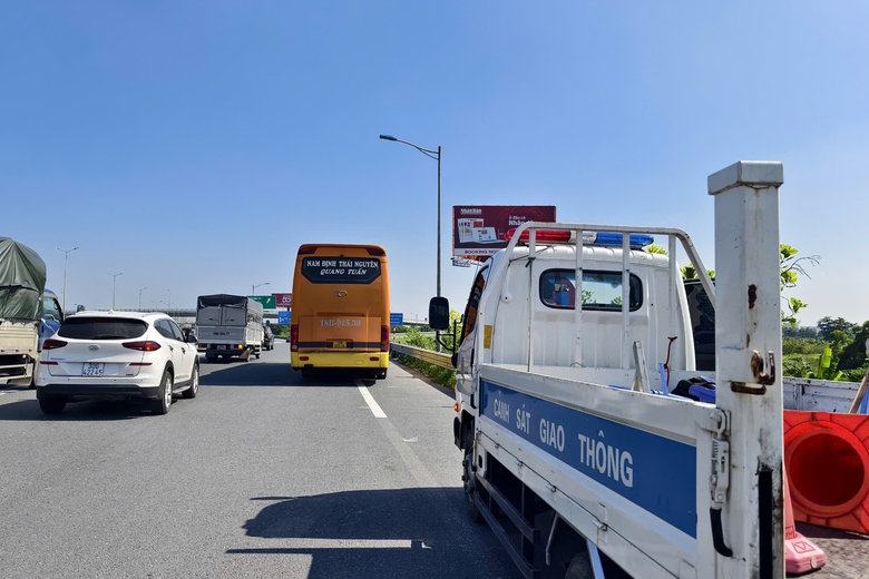 Cảnh s&aacute;t tuần tra dọc ch&acirc;n cầu Thanh Tr&igrave; dẹp nạn dừng xe mua ổi, đ&oacute;n trả kh&aacute;ch tuỳ tiện- Ảnh 4.