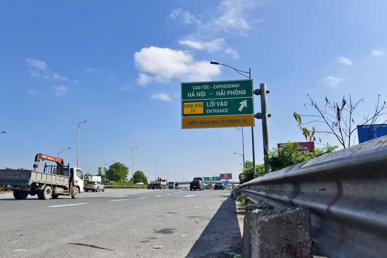 Cảnh s&aacute;t tuần tra dọc ch&acirc;n cầu Thanh Tr&igrave; dẹp nạn dừng xe mua ổi, đ&oacute;n trả kh&aacute;ch tuỳ tiện- Ảnh 3.