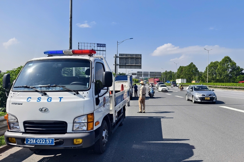 Cảnh s&aacute;t tuần tra dọc ch&acirc;n cầu Thanh Tr&igrave; dẹp nạn dừng xe mua ổi, đ&oacute;n trả kh&aacute;ch tuỳ tiện- Ảnh 1.