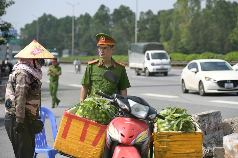 Cảnh s&aacute;t tuần tra dọc ch&acirc;n cầu Thanh Tr&igrave; dẹp nạn dừng xe mua ổi, đ&oacute;n trả kh&aacute;ch tuỳ tiện- Ảnh 2.