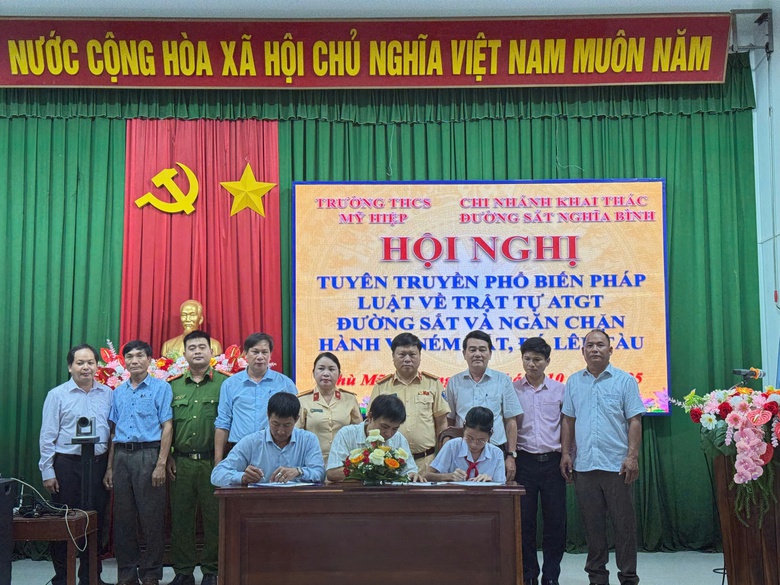 Gia Lai: H&agrave;ng trăm học sinh phấn khởi khi được tuy&ecirc;n truyền an to&agrave;n giao th&ocirc;ng đường sắt- Ảnh 1.
