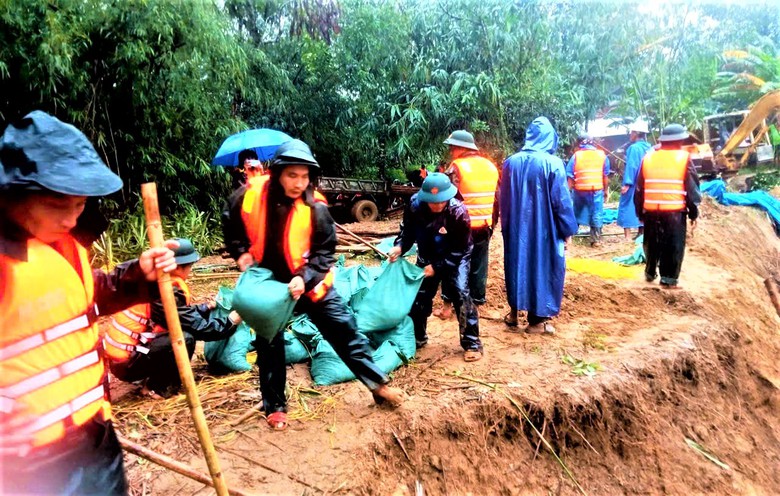 Cảnh b&aacute;o nguy cơ sạt lở n&uacute;i, bờ s&ocirc;ng, bờ biển dọc c&aacute;c tuyến giao th&ocirc;ng ở Huế- Ảnh 1.